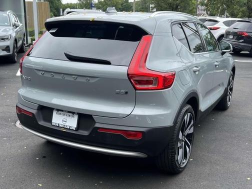 2025 Volvo XC40 B5 Plus Bright Theme