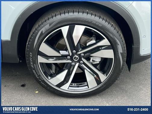 2025 Volvo XC40 B5 Plus Bright Theme