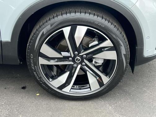 2025 Volvo XC40 B5 Plus Bright Theme
