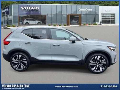 2025 Volvo XC40 B5 Plus Bright Theme