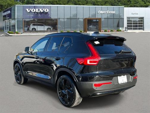 2026 Volvo XC40 B5 Ultra Black Edition