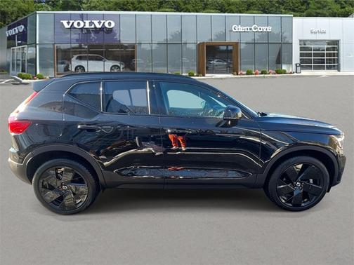 2026 Volvo XC40 B5 Ultra Black Edition