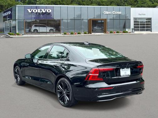 Onyx Black Metallic 2024 Volvo S60 B5 Plus Black Edition