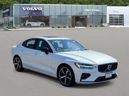 2023 Volvo S60 B5 Plus Dark Theme