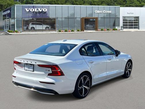 2023 Volvo S60 B5 Plus Dark Theme