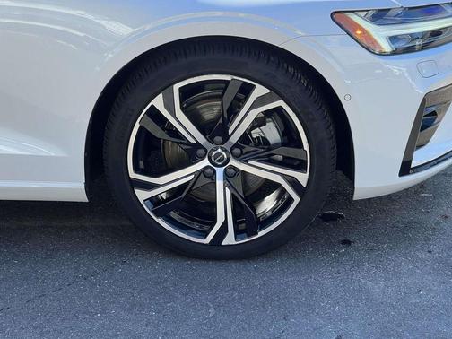 2023 Volvo S60 B5 Plus Dark Theme