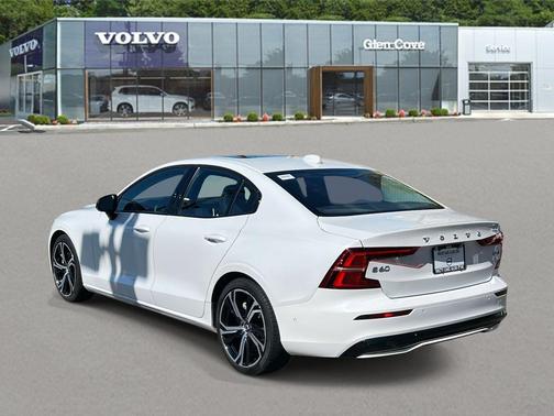 2023 Volvo S60 B5 Plus Dark Theme