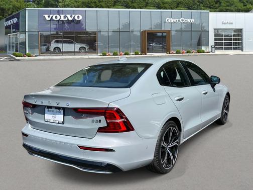 2025 Volvo S60 B5 Plus