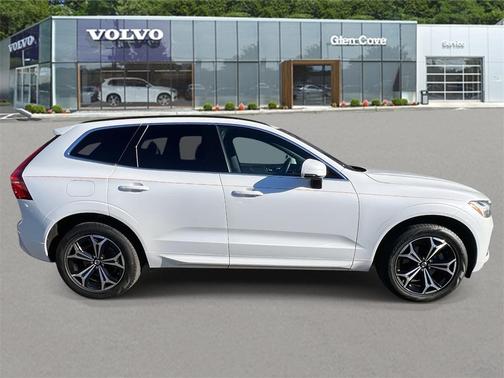 2022 Volvo XC60 B5 Momentum