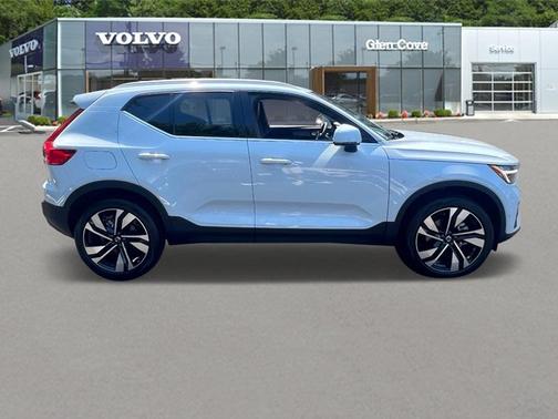 2025 Volvo XC40 B5 Plus Bright Theme