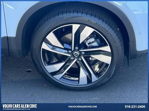 2025 Volvo XC40 B5 Plus Bright Theme