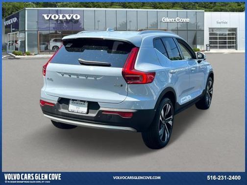 2025 Volvo XC40 B5 Plus Bright Theme
