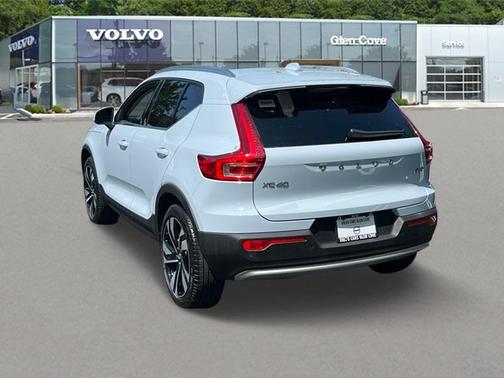 2025 Volvo XC40 B5 Plus Bright Theme