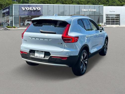2025 Volvo XC40 B5 Plus Bright Theme