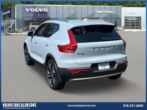 2025 Volvo XC40 B5 Plus Bright Theme