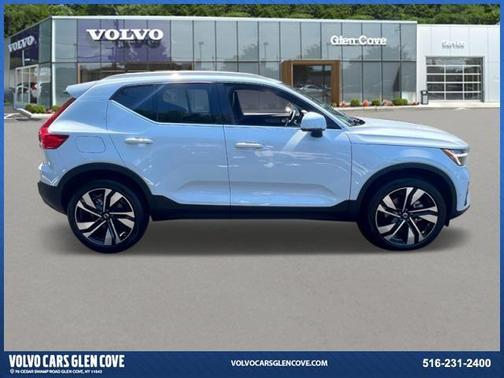 2025 Volvo XC40 B5 Plus Bright Theme