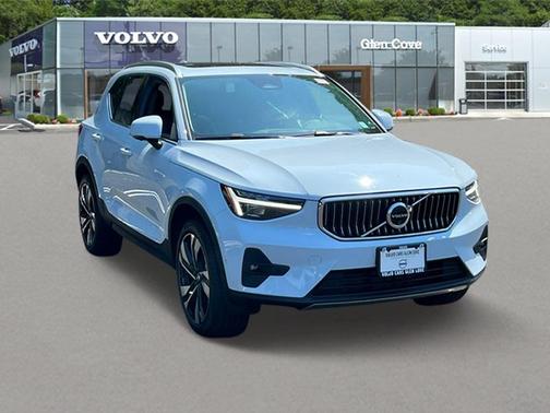 2025 Volvo XC40 B5 Plus Bright Theme
