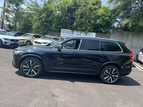 2022 Volvo XC90 T6 Momentum 7 Passenger