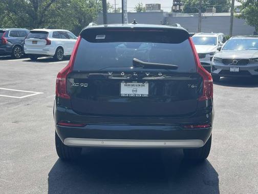 2022 Volvo XC90 T6 Momentum 7 Passenger