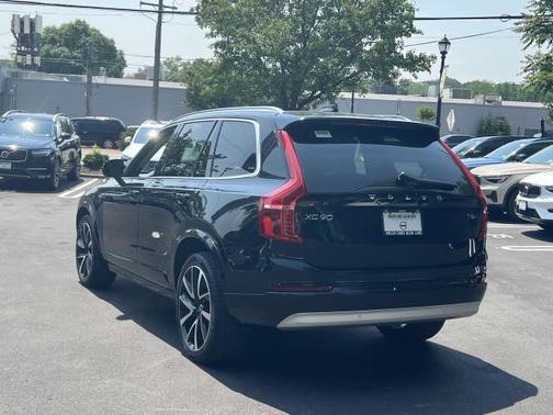 2022 Volvo XC90 T6 Momentum 7 Passenger