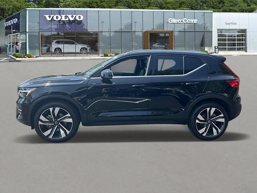 2025 Volvo XC40 B5 Plus Bright Theme