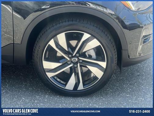 2025 Volvo XC40 B5 Plus Dark Theme