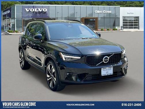 2025 Volvo XC40 B5 Plus Dark Theme