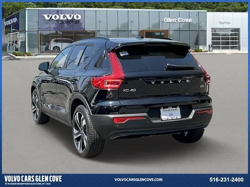 2025 Volvo XC40 B5 Plus Dark Theme