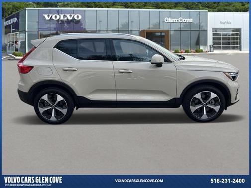 2025 Volvo XC40 B5 Core Bright Theme