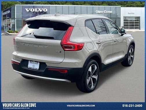 2025 Volvo XC40 B5 Core Bright Theme