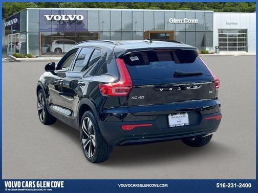 2025 Volvo XC40 B5 Plus Dark Theme