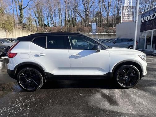2026 Volvo XC40 B5 Ultra Black Edition