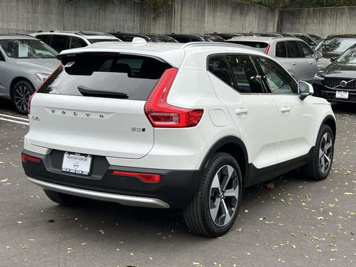 2025 Volvo XC40 B5 Core Bright Theme