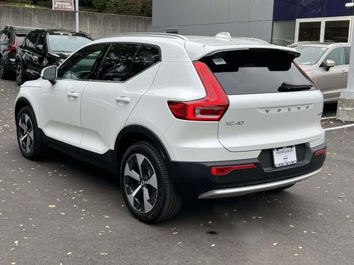 2025 Volvo XC40 B5 Core Bright Theme