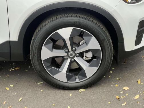 2025 Volvo XC40 B5 Core Bright Theme