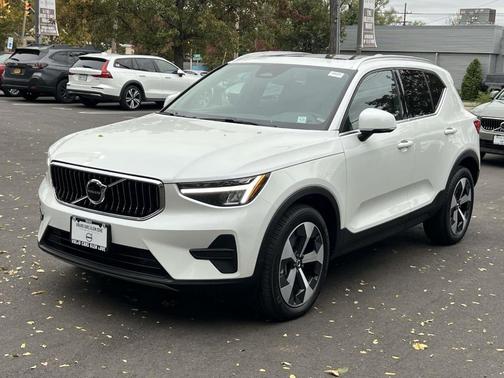 2025 Volvo XC40 B5 Core Bright Theme