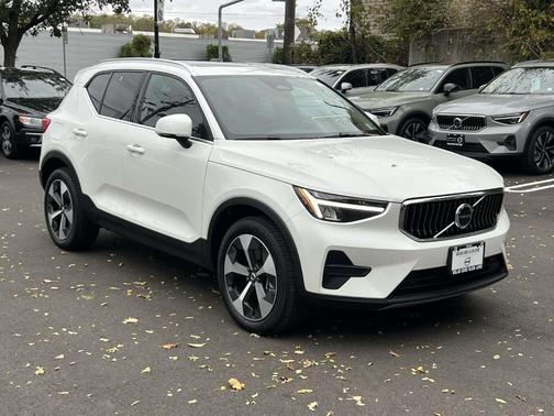 2025 Volvo XC40 B5 Core Bright Theme