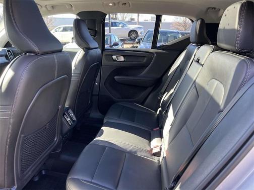 2025 Volvo XC40 B5 Ultra Bright Theme