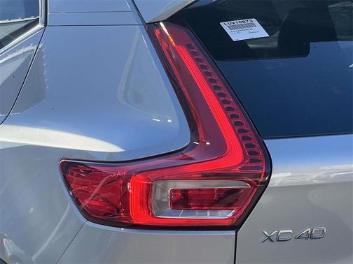 2025 Volvo XC40 B5 Ultra Bright Theme