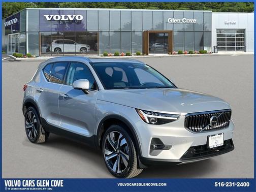 2025 Volvo XC40 B5 Ultra Bright Theme