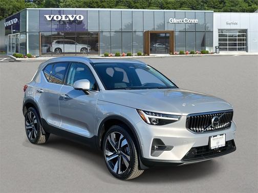 2025 Volvo XC40 B5 Ultra Bright Theme