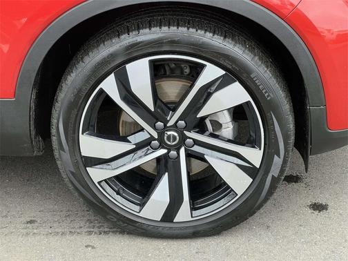 2023 Volvo XC40 B5 Plus Dark Theme