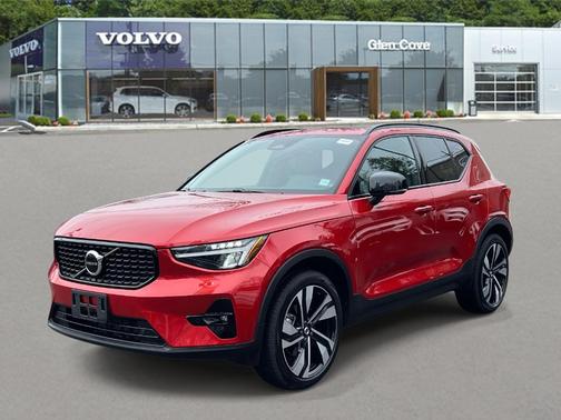 2023 Volvo XC40 B5 Plus Dark Theme