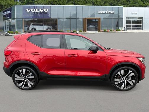 2023 Volvo XC40 B5 Plus Dark Theme