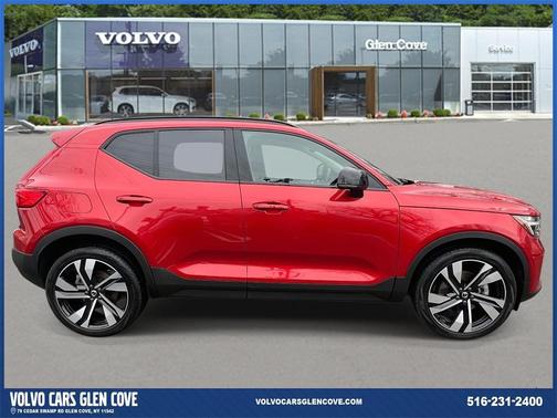 2023 Volvo XC40 B5 Plus Dark Theme