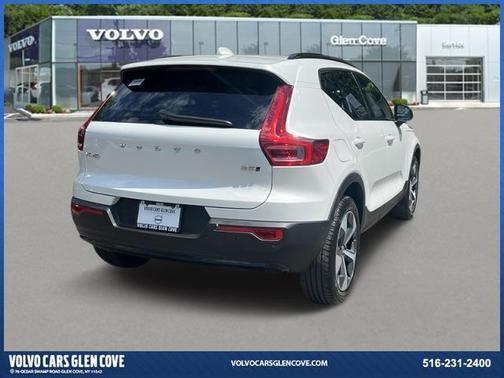 2025 Volvo XC40 B5 Plus Dark Theme