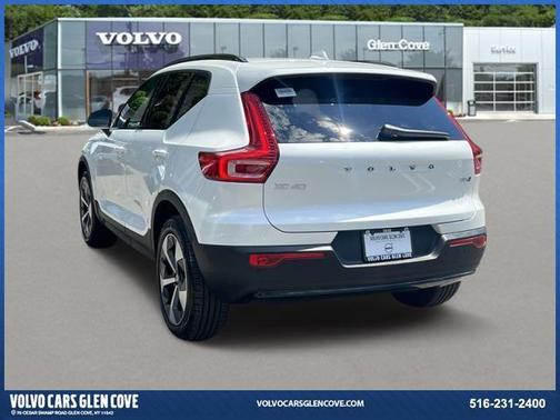 2025 Volvo XC40 B5 Plus Dark Theme