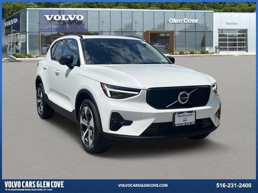 2025 Volvo XC40 B5 Plus Dark Theme