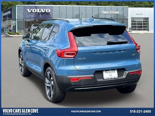 2023 Volvo XC40 B5 Plus Dark Theme