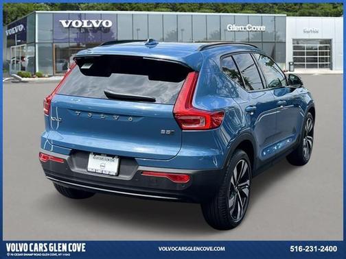 2023 Volvo XC40 B5 Plus Dark Theme